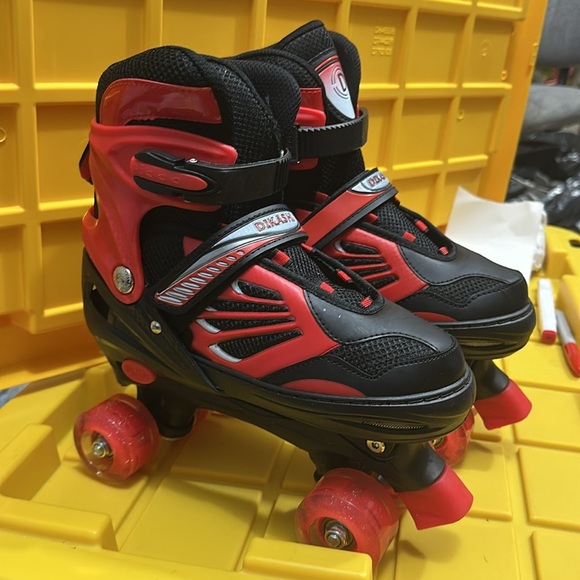 Roller Skates Boys Girls, 4 Size Adjustable Rollerskates Light Up Wheels Youth L - Picture 3 of 8